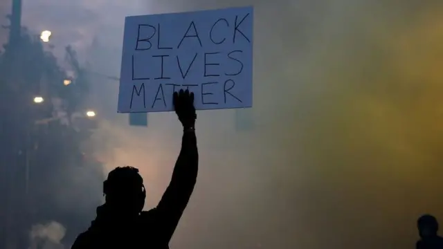 أشعل مقتل جورج فلويد أثناء توقيفه من قبل ضباط شرطة احتجاجات واسعة في الولايات المتحدة وحول العالم