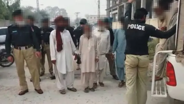 घटना को अंजाम देने वाले संदिग्ध पुलिस हिरासत में (विक्टिम की पहचान छिपाने के लिए सबसे चेहरे धुंधले कर दिए गए हैं)