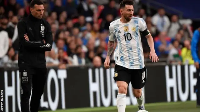 আর্জেন্টিনার ম্যানেজার লিওনেল স্কালোনি, পাশে মেসি