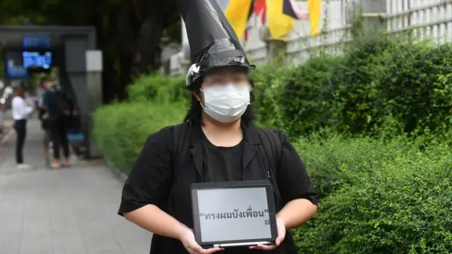 หนึ่งนักเรียนที่ร่วมกิจกรรม 1 ธันวาบอกลาเครื่องแบบ