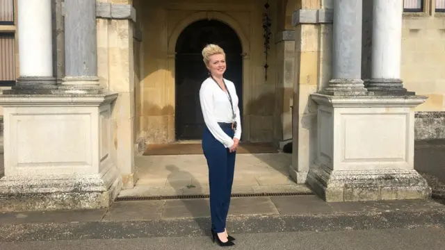 莊園管理人法蘭徹斯卡·德里（Franchesca Derry）