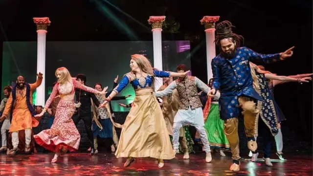 બંને પરિવારોએ અંગ્રેજી તથા હિંદી ગીતો પર પર્ફૉર્મ કર્યું