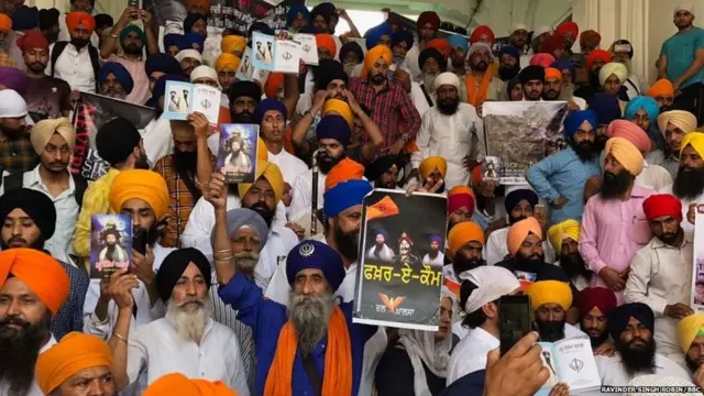 ਨੌਜਵਾਨਾਂ ਦੇ ਇੱਕ ਵੱਡੇ ਇਕੱਠ ਨੇ ਖਾਲਿਸਤਾਨੀ ਹਮਾਇਤੀ ਨਾਅਰੇਬਾਜ਼ੀ ਕੀਤੀ