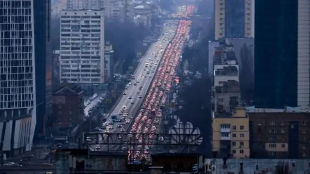 Ndị mmadụ kwụ n'ahịrị akwado ịpụ Kyiv