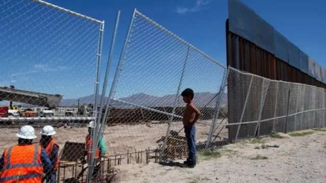 अमरीका-मेक्सिको सीमा पर बनी बाड़
