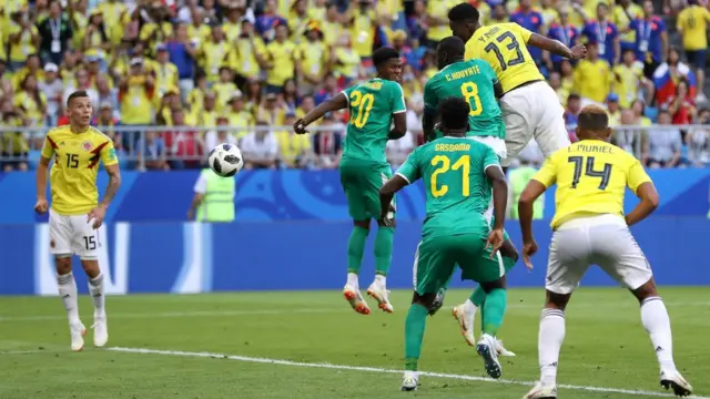 Mina se eleva por encima de toda la defensa de Senegal para conectar el balón y enviarlo al fondo de la red.