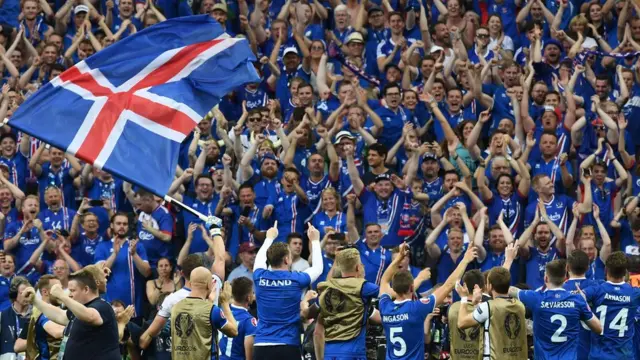 Los jugadores celebran con la afición. Islandia clasificó a octavos de final de la Eurocopa 2016.