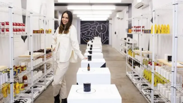 Şirket satışlarının çoğunu internet üzerinden yapıyor ama New York'ta bir dükkanı da var