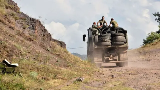সীমান্তে বাঙ্কার সুরক্ষার জন্য টায়ার নিয়ে যাচ্ছে আর্মেনিয় সৈন্যরা
