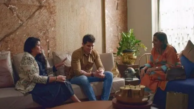 塔帕利亚穿梭于德里、孟买以及美国的几大城市中之间，为新人成功配对。