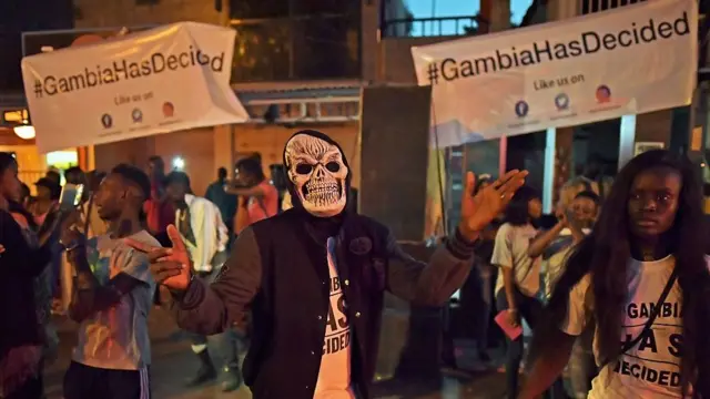 Les Gambiens célèbrent le départ de Jammeh le 17 janvier 2017 à Banjul