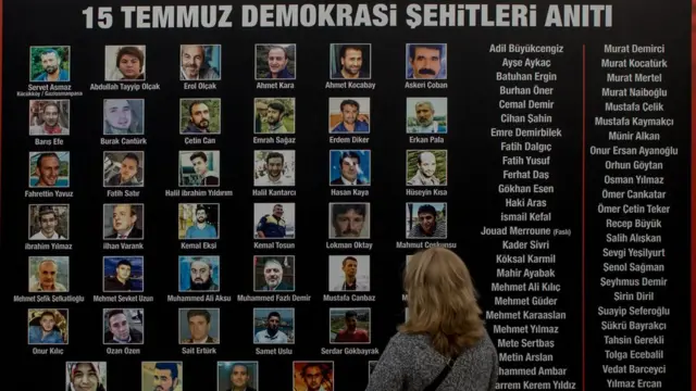 Darbe girişiminde yaşamını yitirenlerle ilgili bir anıt.