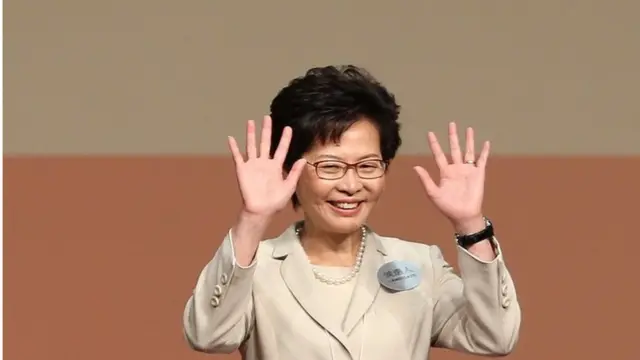 Carrie Lam akishangilia ushindi