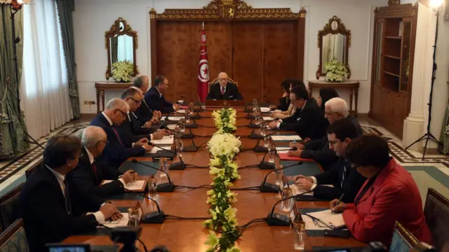 Devlet Başkanı Essebsi, siyasi parti ile sendika temsilcilerinin katıldığı toplantı
