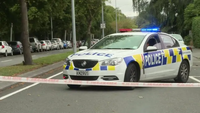 হামলার শিকার মসজিদের বাইরে পুলিশের প্রহরা