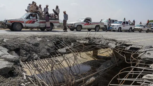 యెమెన్ ప్రధాన రేవు పట్టణం అల్ హుదైదాకు వెళ్లే రహదారి