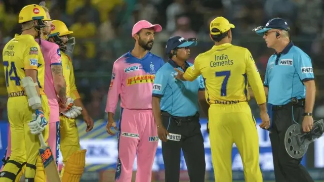 அம்பயருடன் வாக்குவாதம்: தோனி செய்தது சரியா?