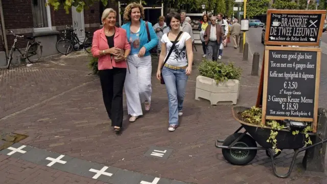 Mujeres paseando por las calles de Baarle.