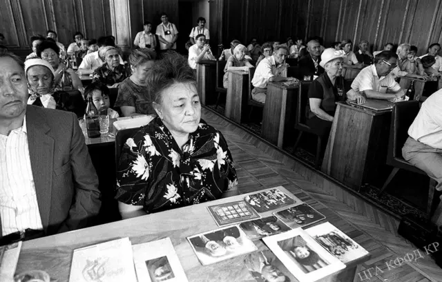 Сталиндик репрессияга кабылгандардын жакындары ошол кездеги президент Аскар Акаев менен жолугушуу учурунда. 1991-жылы тартылган сүрөт