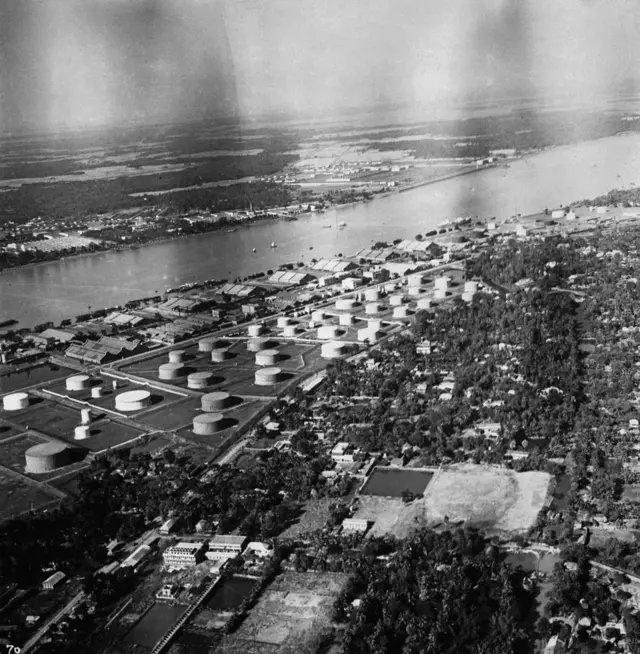 1929இல் எடுக்கப்பட்ட இந்த புகைப்படத்தில், சென்னை மாநகரின் நதியோரத்தில் அப்போது அமைக்கப்பட்டிருந்த தொழில்துறை சேமிப்பு தொட்டிகள் தென்படுகிறது.