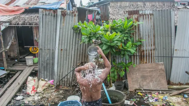 လတ်တလော စားဝတ်နေရေး ပြဿနာဖြေရှင်းပေးဖို့အတွက် မဖြစ်နိုင်ဘူးလို့ သူကယူဆထား သလို၊ အစိုးရမှာလည်း လတ်တလော ဖြေရှင်းနိုင်ရေး အစီအစဉ်ကောင်းတွေ ရှိနေတာ မတွေ့ရဘူး လို့ သူကပြောပါတယ်။