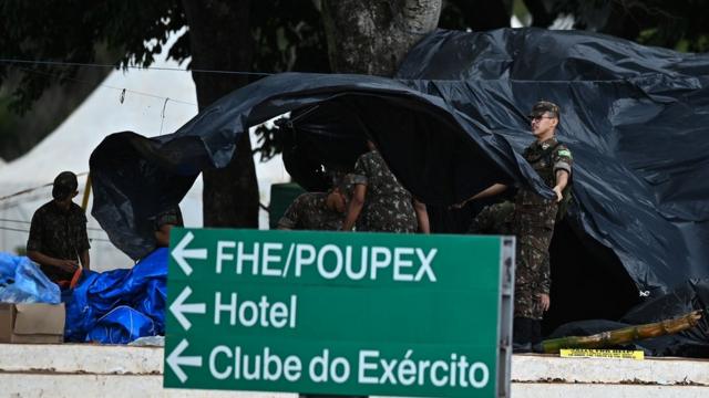 Soldados desmontam acampamentobet bwinbolsonaristas que foi montadobet bwingrente a QGbet bwinBrasília