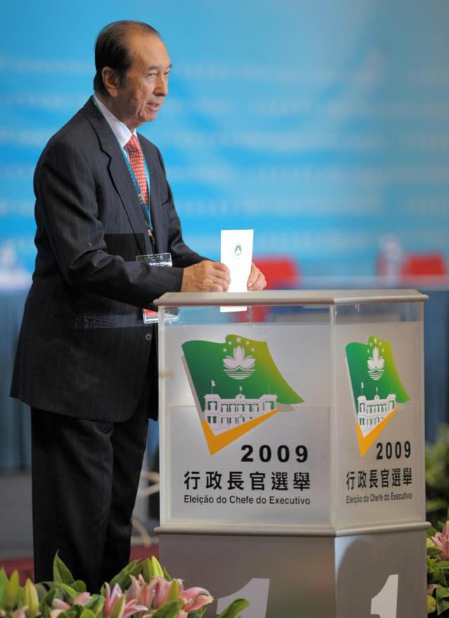 何鸿燊在澳门行政长官选举上投票（11/2/2007）