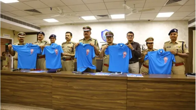 5కే రన్ టీషర్టులు ఆవిష్కరిస్తున్న హైదరాబాద్ పోలీసులు