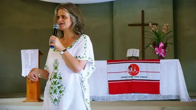 A pastora Romi Márcia Bencke durante cerimônia