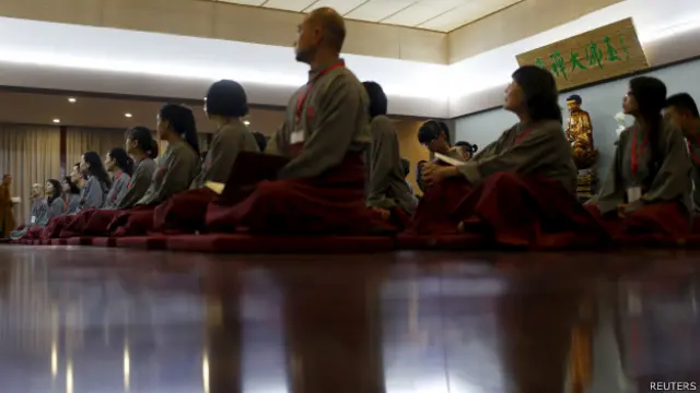 චීන බෞද්ධ කණ්ඩායමක් ආගමික වතාවත්හි යෙදෙමින්