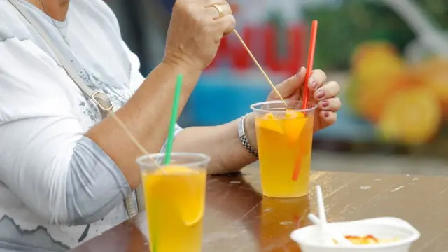 ડ્રિન્ક લેતાં મહિલા