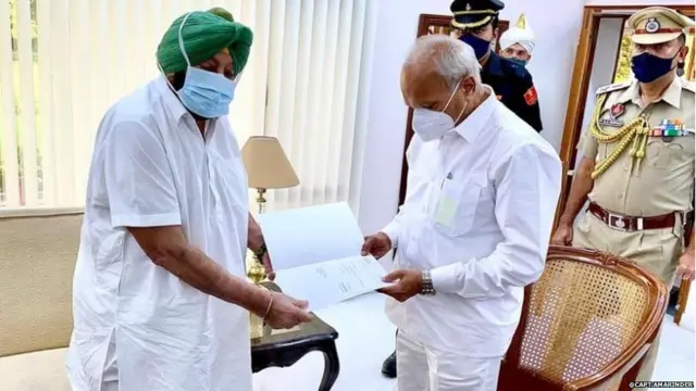 राजीनामा सोपवताना अमरिंदर सिंग