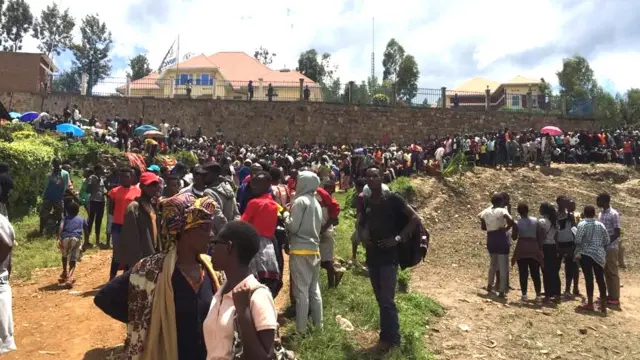 Impunzi ziri ahasa n'inkambi yavutse ku marembo y'ibiro bya HCR i Kibuye