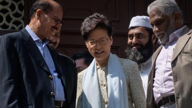 香港特首林郑月娥到九龙清真寺，就警方水炮车的行动向当地穆斯林团体致歉。
