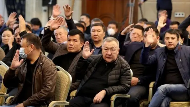 Жапаровдун тарапташтары президенттик башкаруу формасын артка кайтарууну - бийликке жоопкерчиликти берүүнүн жалгыз айласы катары көрөт.