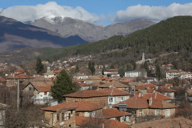 Pogled na Kalofer, gradić u podnožju Stare planine koji je pre svega poznat kao rodno mesto pesnika i revolucionara Hrista Boteva. Obzirom na značaj ove varoši za bugarsku istoriju i nacionalni identitet, odabran je kao idealno mesto za oživljavanje tradicije Bogojavljenskog plivanja. Kao rodno mesto Viktora Čolakovića, prvog niškog episkopa Srpske ptavoslavne crkve, Kalofer ima mesto i u srpskoj istoriji.