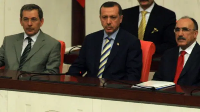 2007 yılında dönemin cumhurbaşkanı Abdullah Gül'ün yemin törenin, Abdüllatif Şener ve o dönem başbakan olan Erdoğan beraber izliyor