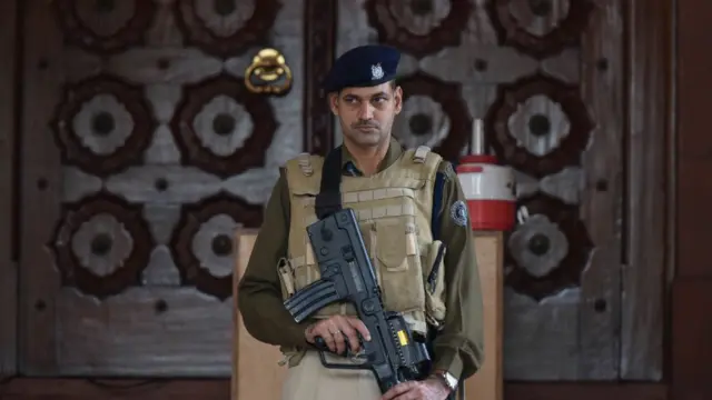 பாதுகாப்புப் படையினர்