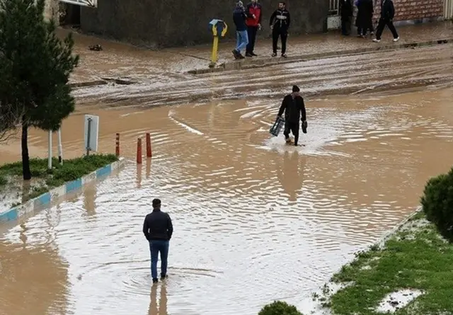 بخش‎هایی از خرم‌آباد در محاصره آب قرار گرفته است