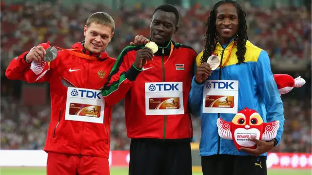 Nicholas Bett (katikati) alishinda dhahabu kwenye mshindano ya ridha ya Ubingwa wa Dunia mjini Beijing mwaka 2015