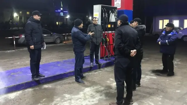Энергетика вазирлиги масъуллари Нурафшондаги заправкада