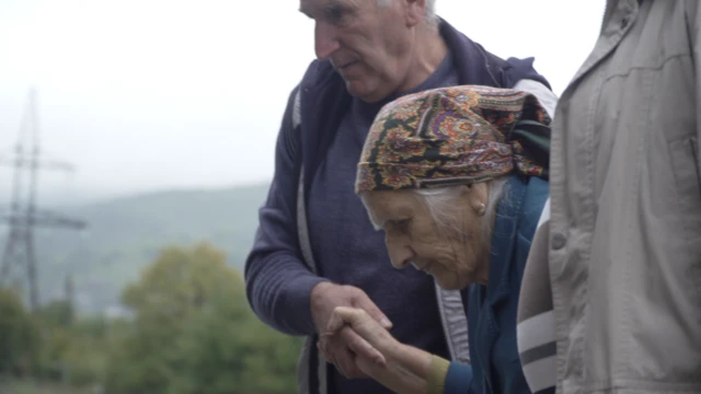 90-летнюю жительницу Степанакерта привезли в Горис через 10 дней после начала боевых действий