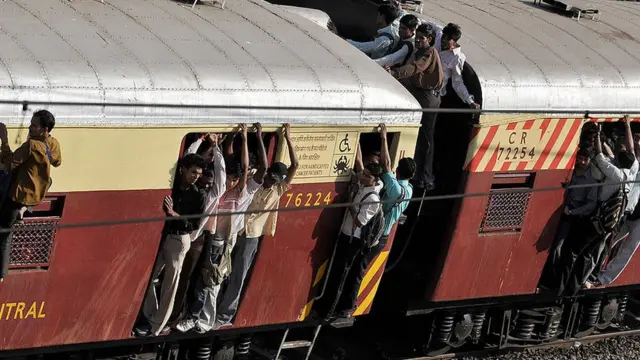 મુંબઈ લોકલમાં સવાર લોકો