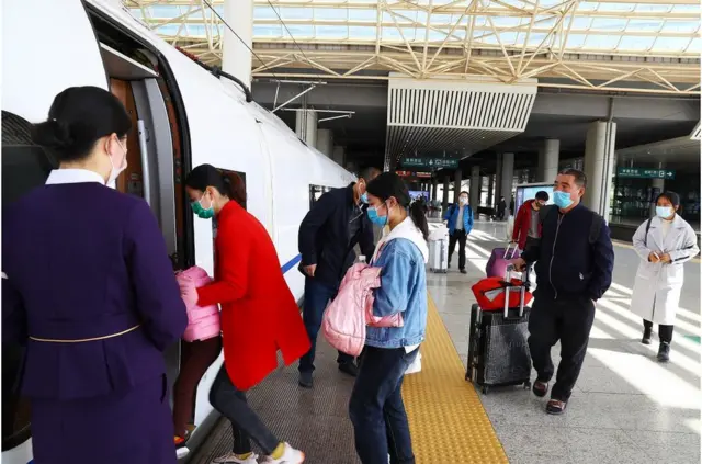 中国官方3月7日的数据显示,返乡农民工中还有40%尚未返岗复工。因此,失业率随主要经济数据下跌而升高。