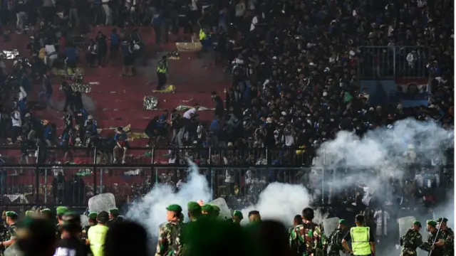 পুলিশ টিয়ার শেল নিক্ষেপের পরই হুড়োহুড়ি শুরু হয়।