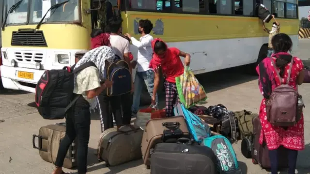 વડોદરાથી વતન જઈ રહેલા વિદ્યાર્થીઓ