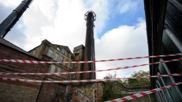 ফাইভ-জি করোনাভাইরাস ছড়াচ্ছে এমন গুজবের পর ক্ষতিগ্রস্ত মোবাইল নেটওয়ার্ক টাওয়ার