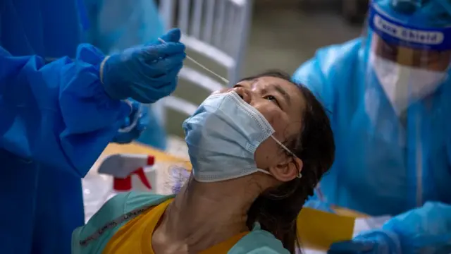 Các địa phương ra quy định khác nhau về yêu cầu xét nghiệm với người dân từ các vùng có dịch.