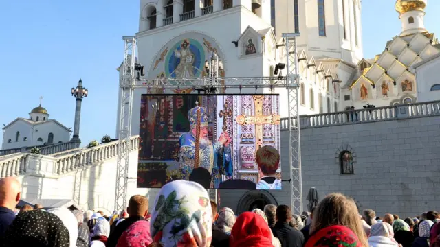 Верующие смотрят службу