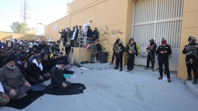 امریکی سفارت خانے پر دھاوا